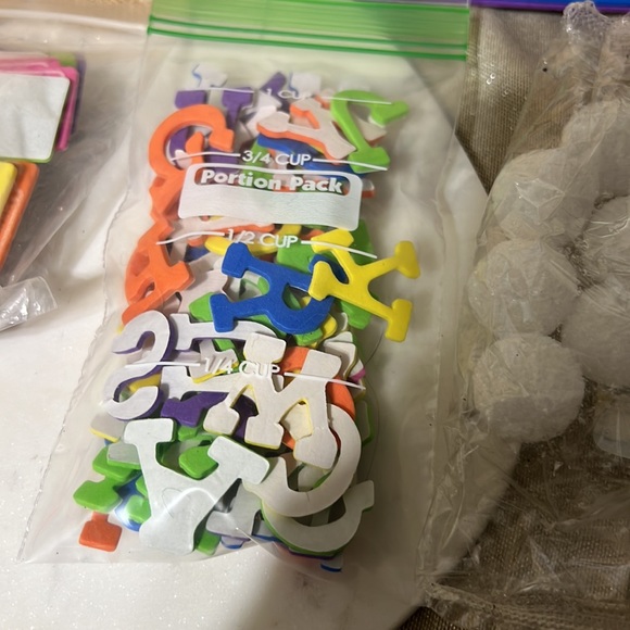 Assorted craft items. - Picture 4 of 6